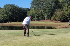 Golfer-putting-998