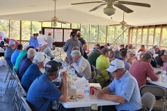 golfers-eating-lunch-998