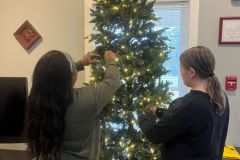 Girls-decorating-tree-750